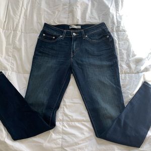 Women’s Levi Skinny Jeans!💫